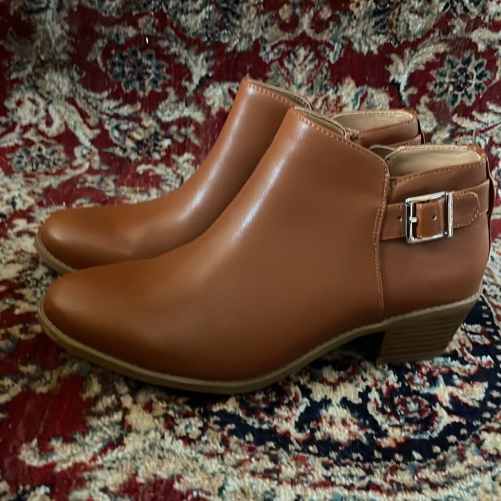 NWOT Vionic ankle boots size 8